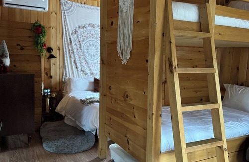 St-Bernard-de-Lacolle Cabin | Le repère de la frontière