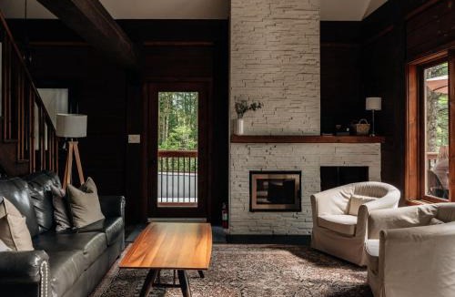 Chertsey Ski Chalet | Le Repos - Warmth of wood and modern decoration