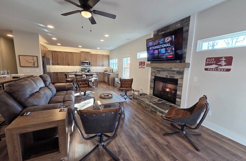 Toccoa House | LED Mini Golf-Disc Golf-Hot Tub-Arcades-PT & More
