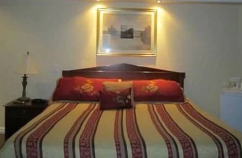 London Hotel | Lighthouse Inn Motel
