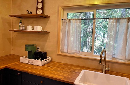 Halfmoon Bay Cabin | Little Anchor A-frame, short walk to beach/pier/General Store.
