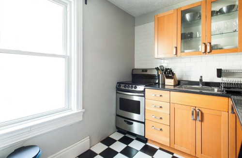 Koreatown House | Little Italy Pied A Terre Steps to Cafes and Parks