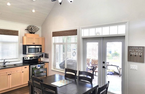 Osoyoos House | Location Cottage - close to pools! 111