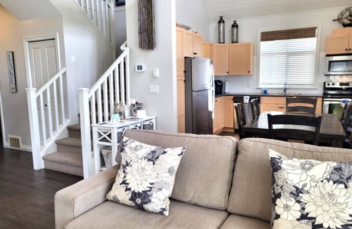 Osoyoos House | Location Cottage - close to pools! 111