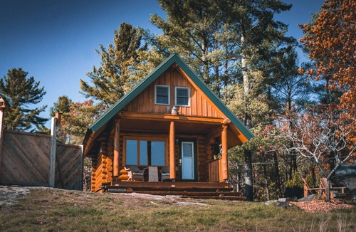Gravenhurst Cabin | Log Cabin On the Lake B&B