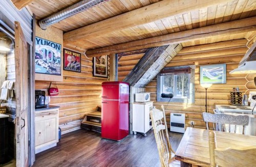 Mount Lorne Cabin | Log Cabin with Amazing Mountain & Lake Views (Pet Friendly)