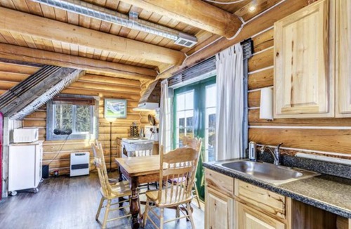 Mount Lorne Cabin | Log Cabin with Amazing Mountain & Lake Views (Pet Friendly)