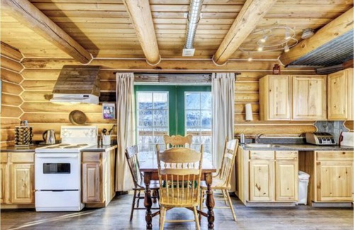 Mount Lorne Cabin | Log Cabin with Amazing Mountain & Lake Views (allergy-friendly)