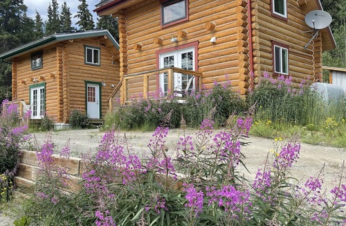 Mount Lorne Cabin | Log Cabin with Amazing Mountain & Lake Views (allergy-friendly)