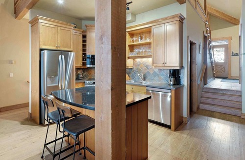 Big White Ski Resort House | Lonestar | Private Hot Tub & Ski In/Ski Out