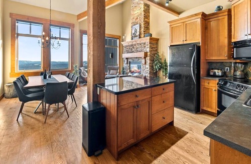 Big White Ski Resort House | Lonestar | Private Hot Tub & Ski In/Ski Out