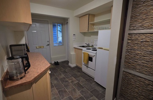 Lynn Valley House | Lovely 2-Bedroom Lynn Valley Suit/2 min walk to village and transit