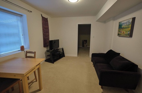Lynn Valley House | Lovely 2-Bedroom Lynn Valley Suit/2 min walk to village and transit