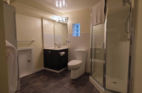 Lynn Valley House | Lovely 2-Bedroom Lynn Valley Suit/2 min walk to village and transit