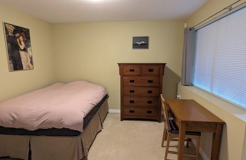 Lynn Valley House | Lovely 2-Bedroom Lynn Valley Suit/2 min walk to village and transit