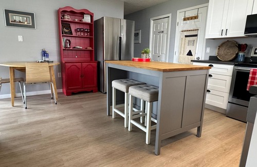 Colwood House | Lovely 2 bedroom suite steps from The beach