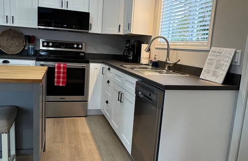 Colwood House | Lovely 2 bedroom suite steps from The beach