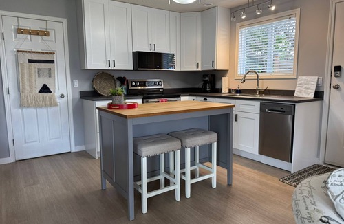 Colwood House | Lovely 2 bedroom suite steps from The beach