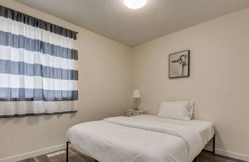 Northwest Calgary House | *Lovely* 3 BR - OnRoute to Banff
