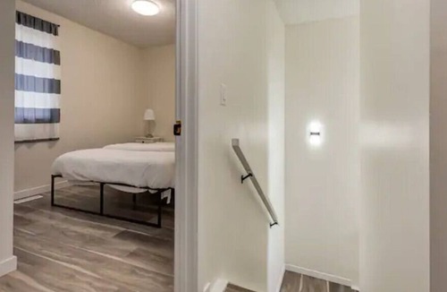 Northwest Calgary House | *Lovely* 3 BR - OnRoute to Banff