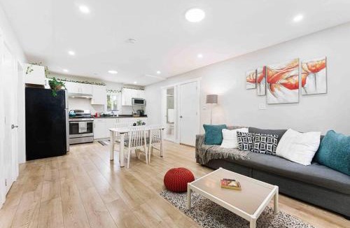 Langley House | Lovely Coach House in Langley with Queen Beds Pkg