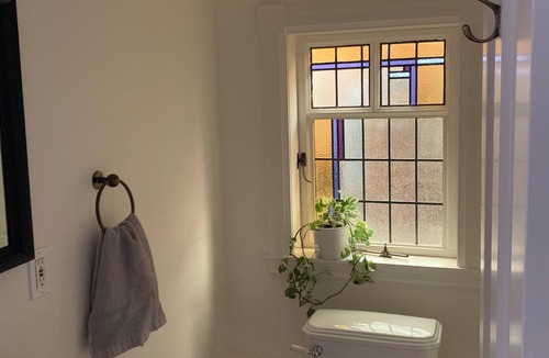 Inner Harbour Apartment | Lovely Guest Studio at the Historic Spring Cottage