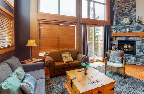 Snow Pine Estates House | Lovely home w/ 3 Bedrooms + Loft + 2 Baths + Private Hot Tub