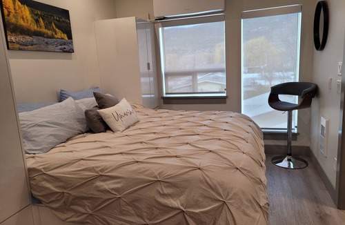 Vernon Condo | Lovely lakeside condo with pool close to amenitiesnn