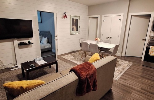 Langford House | Lovely Two Bedroom w A/C - Sleeps 8! Complimentary Ice cream, Snacks & Drinks!