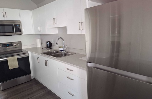 Langford House | Lovely Two Bedroom w A/C - Sleeps 8! Complimentary Ice cream, Snacks & Drinks!