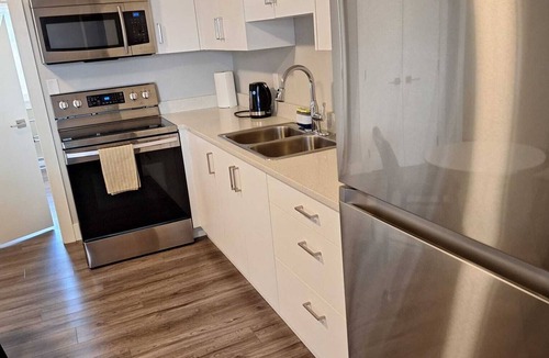 Langford House | Lovely Two Bedroom w A/C - Sleeps 8! Complimentary Ice cream, Snacks & Drinks!