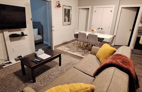Langford House | Lovely Two Bedroom w A/C - Sleeps 8! Complimentary Ice cream, Snacks & Drinks!