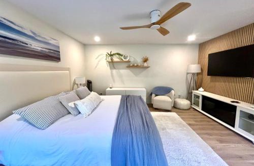 Regional District of Nanaimo Apartment | Low Tide Suite - Modern, Oceanside Suite with King Bed, Resort Pool & Hot Tub