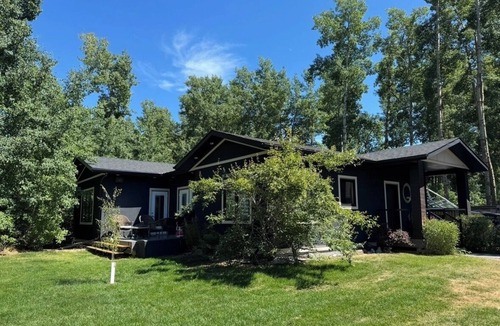 Markerville Cabin | LuKai Residents located in the Summer Village of Sylvan Lake. Short walk to lake