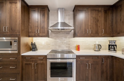 Canmore Condo | *LUX* 1 BR King Condo DT Canmore, Heated Parking, Hot tub