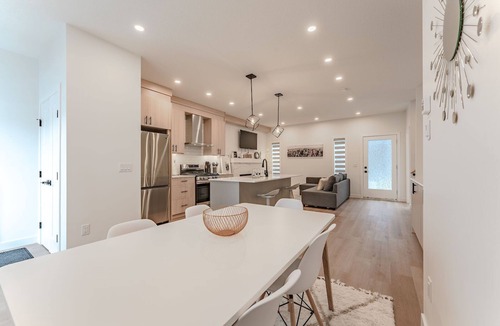 Capitol Hill House | LUX 4BD Sleeps 10! 5-Min to DT, Smart TV, Garage, AC, Fire, Capitol Hillnnnnn