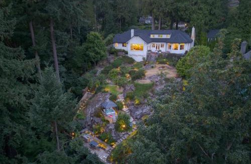 West Vancouver House | Luxe 3BR Coastal Retreat - Views, Hot Tub and BBQ