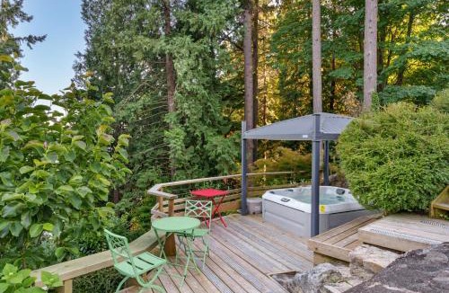 West Vancouver House | Luxe 3BR Coastal Retreat - Views, Hot Tub and BBQ