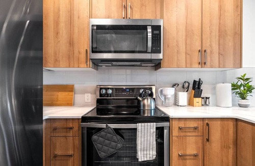 Connaught Apartment | Luxe Downtown Condo Penthouse W/2 Free Parking!