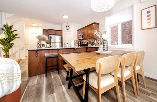 Northwest Edmonton House | Luxe Escape Duo - 8 Beds - Sleeps 22 - 4 Car Garage