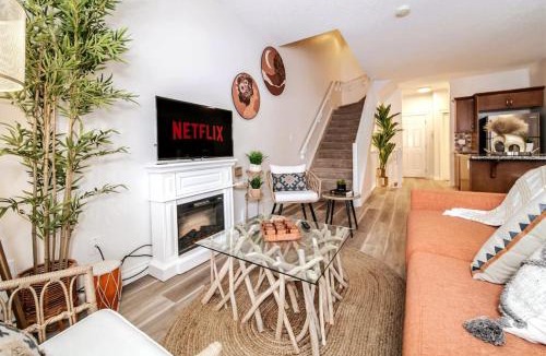 Northwest Edmonton Apartment | Luxe Escape Duo - 8 Beds - Sleeps 22 - 4 Car Garage