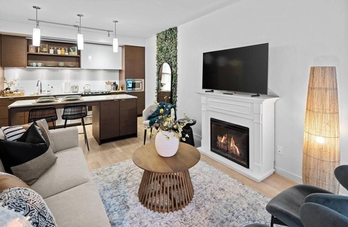 Downtown Victoria Condo | Luxe King Bed and Private BBQ Terrace
