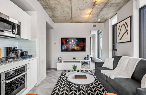 Connaught Apartment | Luxe Modern Escape W/Tower Views