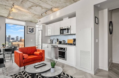 Connaught Apartment | Luxe Modern Escape W/Tower Views