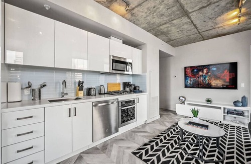 Connaught Apartment | Luxe Modern Escape W/Tower Views