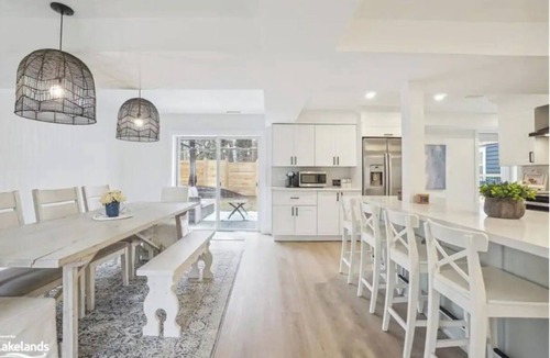 Wasaga Beach Cottage | Luxe Wasaga Chalet — Family Retreat near Blue Mountain Slopes
