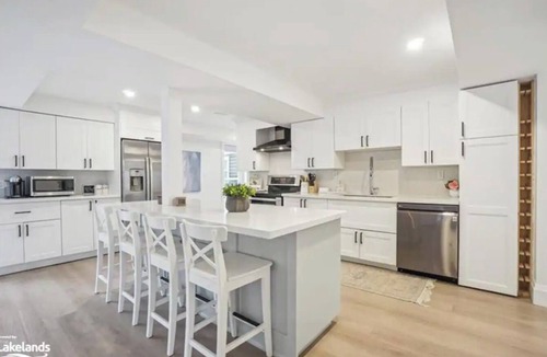 Wasaga Beach Cottage | Luxe Wasaga Chalet — Family Retreat near Blue Mountain Slopes