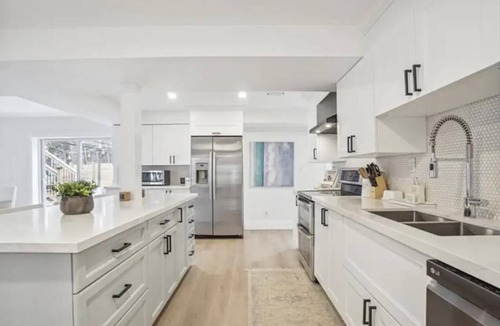 Wasaga Beach Cottage | Luxe Wasaga Chalet — Family Retreat near Blue Mountain Slopes