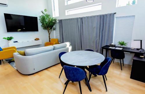 Kitimat House | LuxQuarters Bumbleberry Guest House