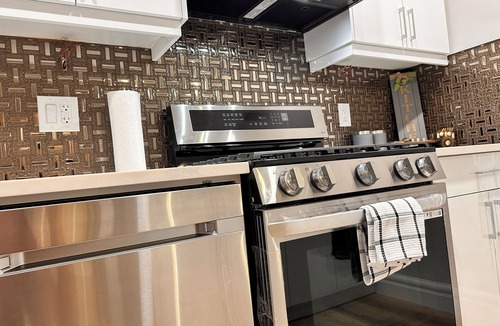 Southwest Edmonton House | Luxurious 3-bed Suite, 10 min to shopping malls & airport, Modern Finishings